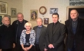 Eugenija Vėlyvienė (centre) su žurnalistais (iš kairės) Aleksandru Januškiu, Antanu Andrijonu, Ipolitu Skridla, Albertu Vaidila ir Vytautu Petru Vaitkumi. Vytauto Žeimanto nuotrauka Eugenija Vėlyvienė (centre) su žurnalistais (iš kairės) Aleksandru Januškiu, Antanu Andrijonu, Ipolitu Skridla, Albertu Vaidila ir Vytautu Petru Vaitkumi. Vytauto Žeimanto nuotrauka